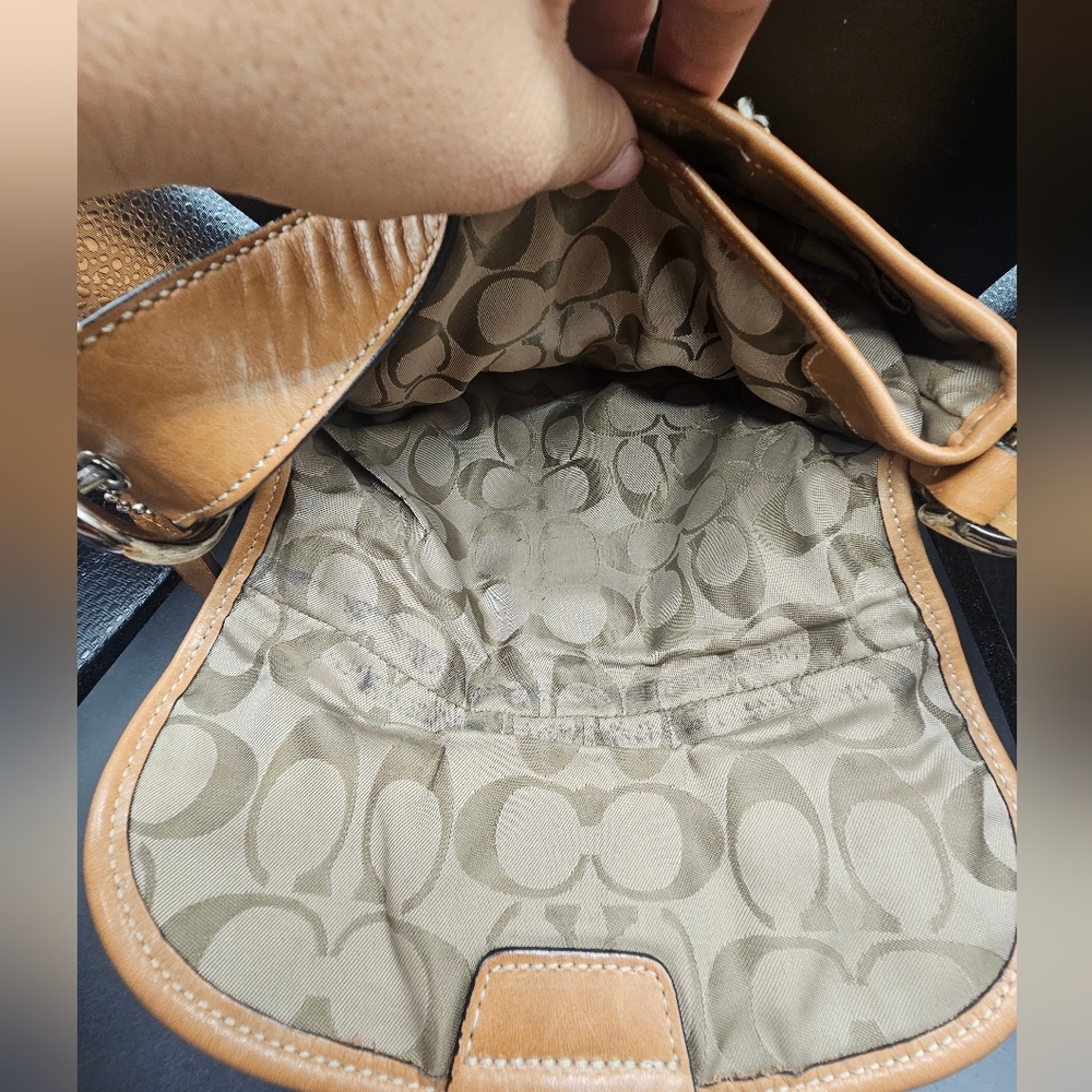 Vintage Coach Soho Flap leather shoulder bag in a British Tan color. - Picture 14 of 15